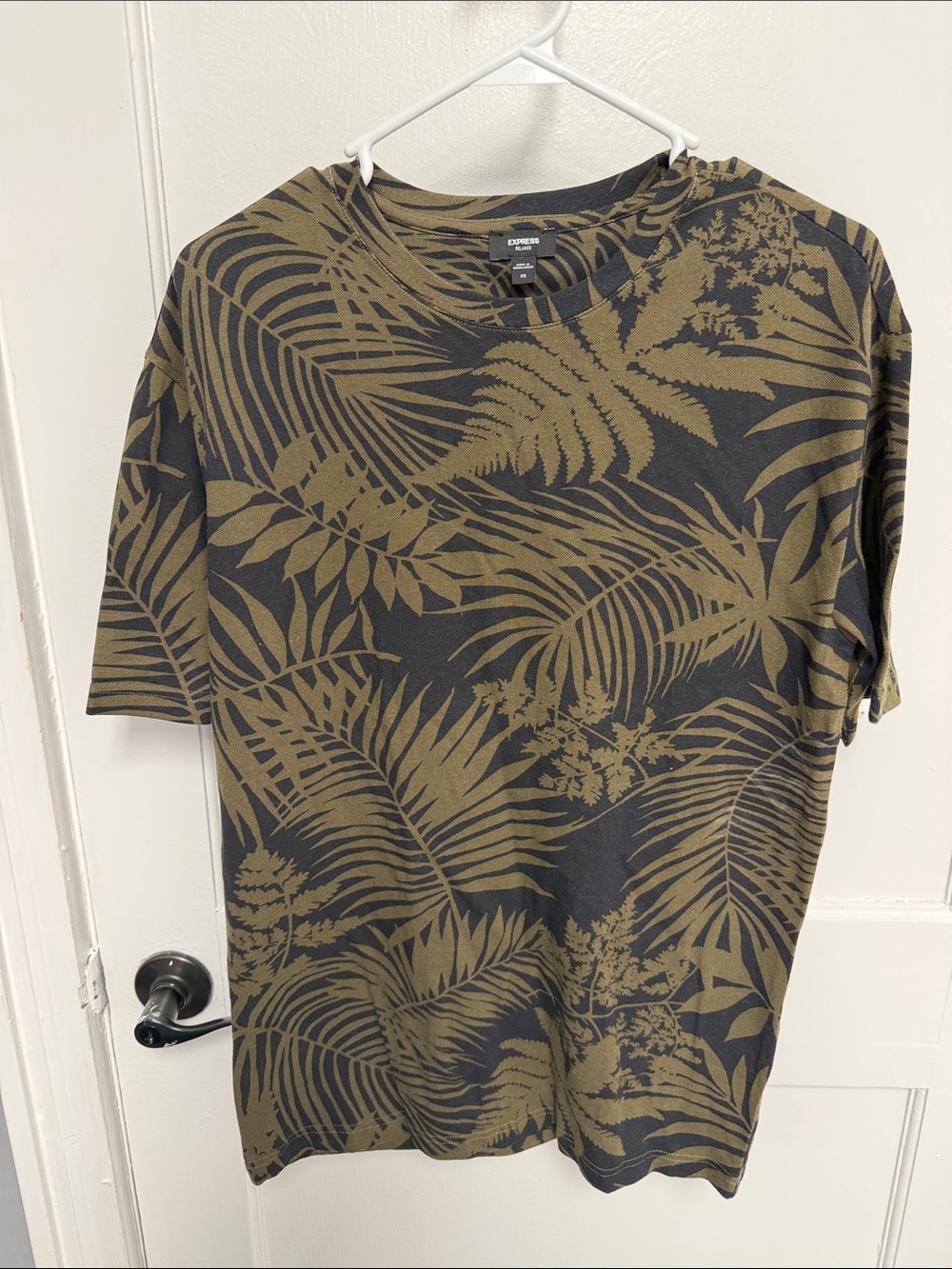 Express Men’s Olive & Black Tropical Print Short Sleeve Tee